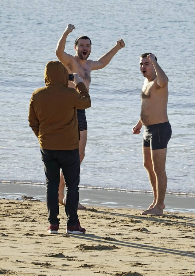 Varios hinchas del Zenit se han bañanado este miércoles en La Concha. Acostumbrados a que en San Petersburgo se encuentran estos días con temperaturas bajo cero seguro que el agua no les ha parecido tan fría.