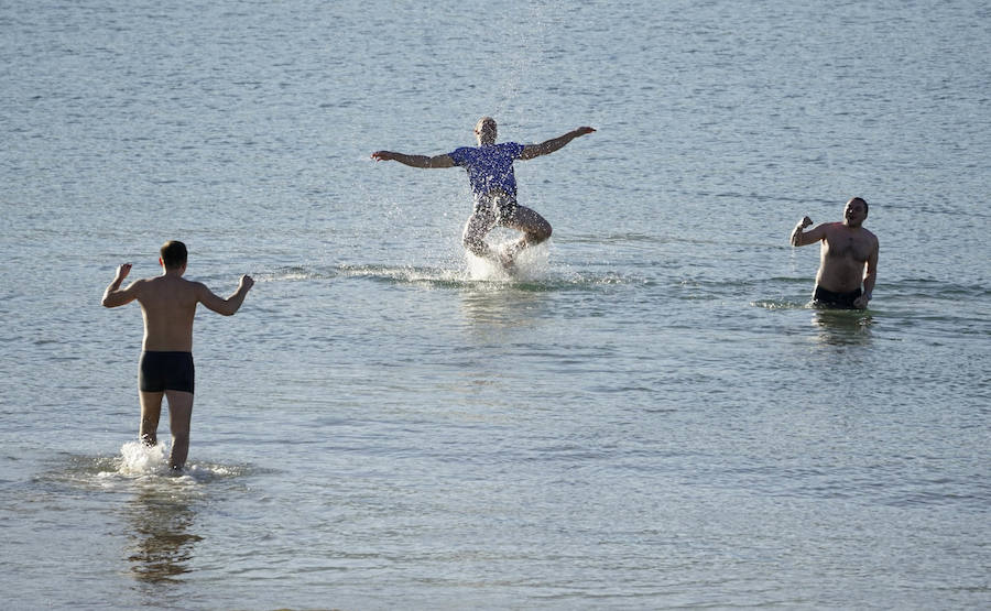 Varios hinchas del Zenit se han bañanado este miércoles en La Concha. Acostumbrados a que en San Petersburgo se encuentran estos días con temperaturas bajo cero seguro que el agua no les ha parecido tan fría.