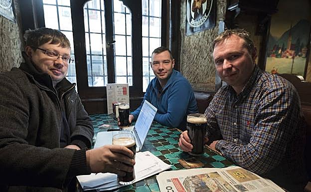 Imagen principal - Algunos de los aficionados rusos que han disfrutado de su jornada en Donostia. 