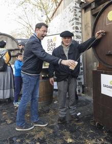 Imagen secundaria 2 - Algunos de los aficionados rusos que han disfrutado de su jornada en Donostia. 
