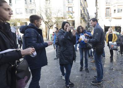 Imagen secundaria 1 - Algunos de los aficionados rusos que han disfrutado de su jornada en Donostia. 