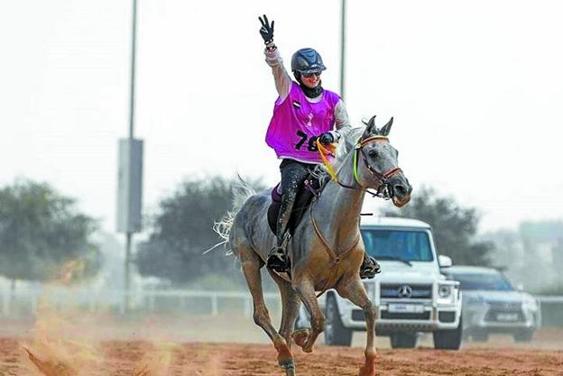 Al galope. La tolosarra Naroa Calvo cabalga en una carrera de raid disputada en Dubai. 