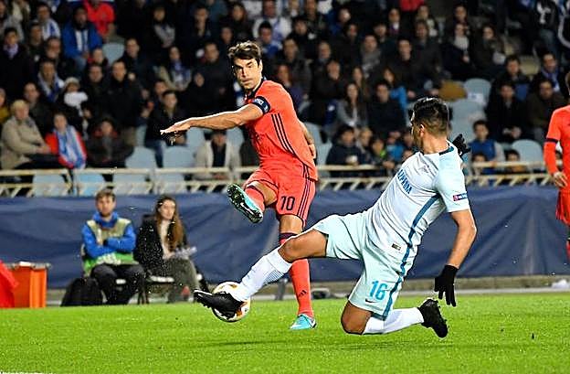 Lanzamiento de Xabi Prieto en una de las primeras ocasiones de la Real Sociedad.