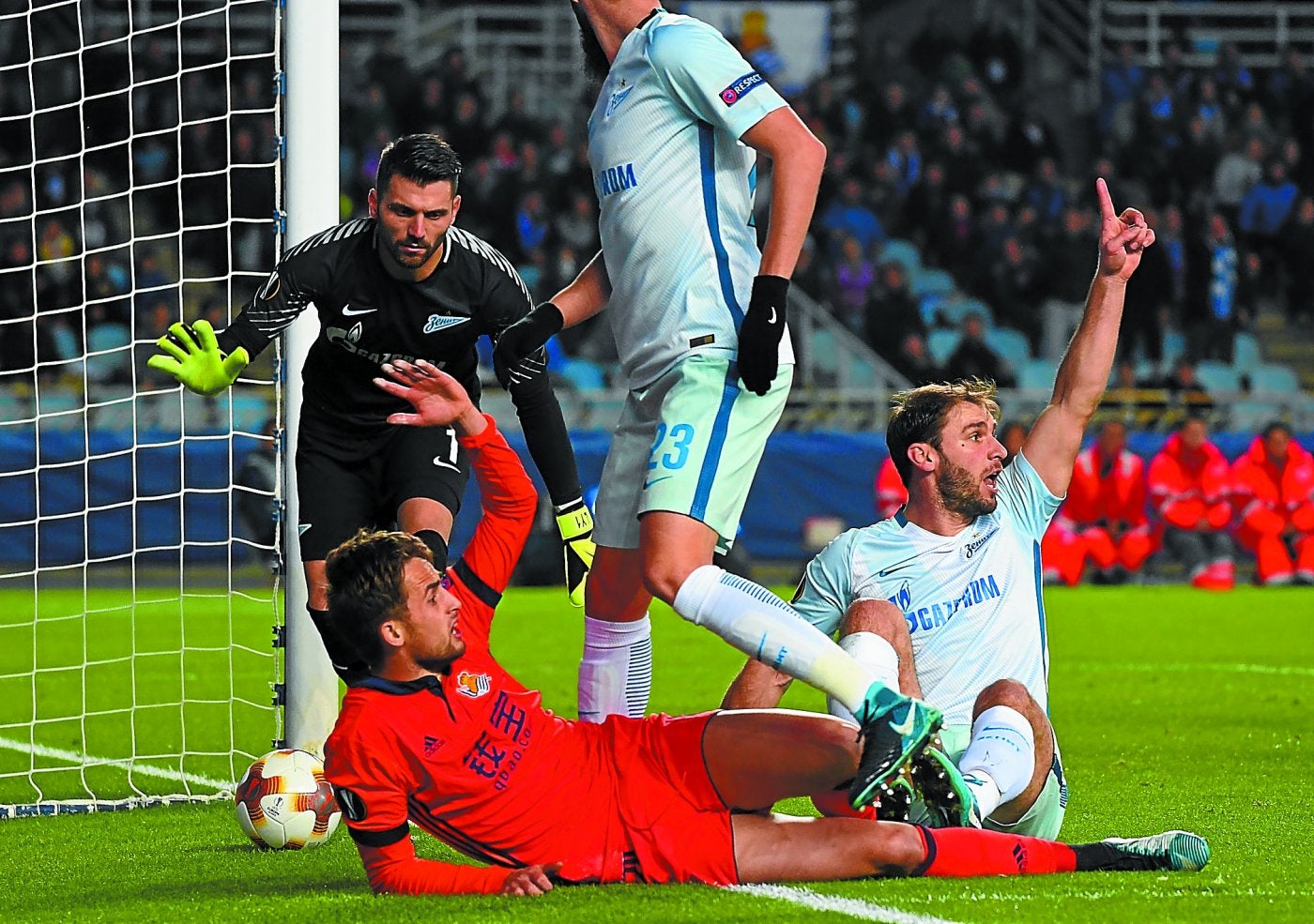 Januzaj protesta al árbitro desde el suelo en presencia de Ivanovic, Lodygin y Melvja anoche en Anoeta.