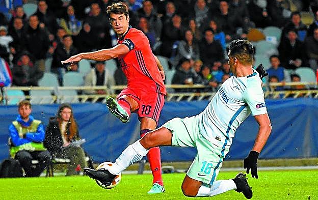 Sin 'punch'. Xabi Prieto centra un balón desde la derecha que trata de tapar Noboa.