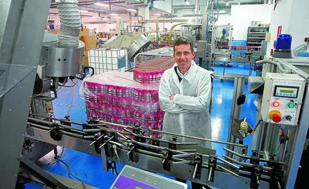 Mauro Tenés posa en la planta de Usurbil donde se rellenan los envases de las principales marcas internacionales de cosmética.