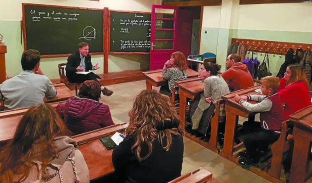 Charla ofrecida por Iñaki Zabaleta en la escuela de los años 50.