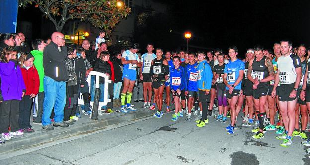 La prueba nocturna de adultos del año pasado contó con la participación de 132 corredores. 