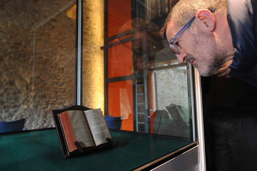 Leizarragaren ‘Iesus Christ gure Jaunaren Testamentu Berria’ erakutsi zuten atzo Kurutzesantu Museoan