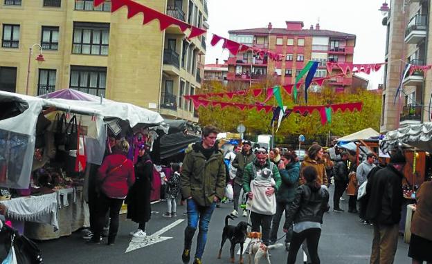 Feria medieval. Este año un centenar de puestos han copado las calles en el centro y el casco antiguo de Zarautz. 