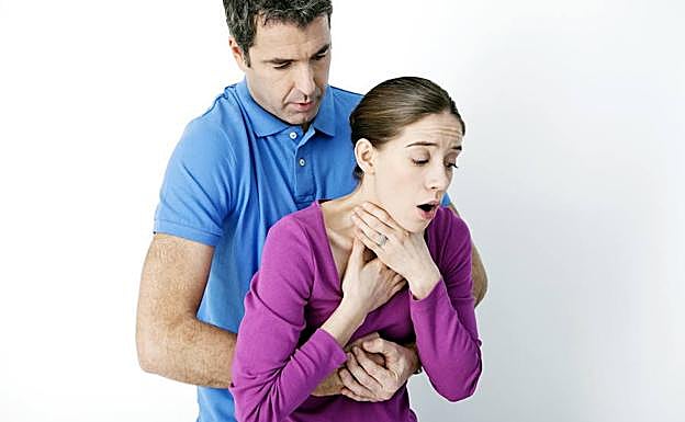 Maniobra de Heimlich. 