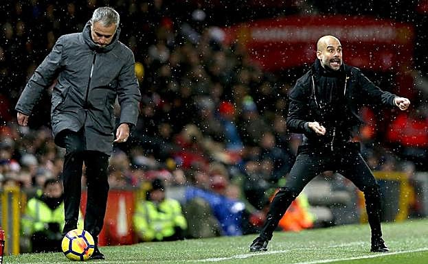 José Mourinho y Pep Guardiola, en Old Trafford.