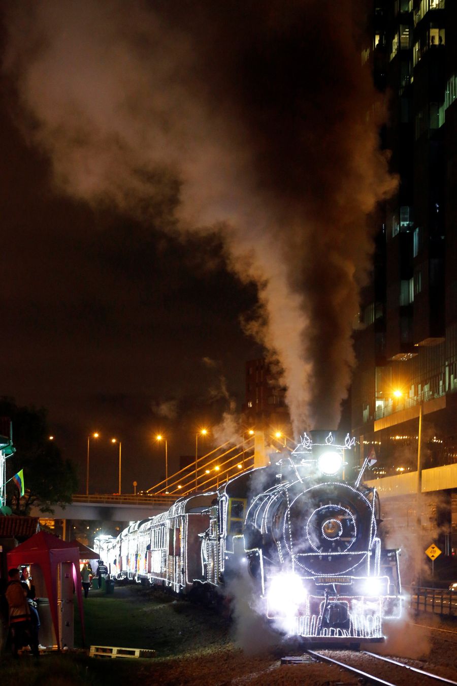 El tren turístico 'La Sabana' en Bogotá (Colombia) ya luce de Navidad