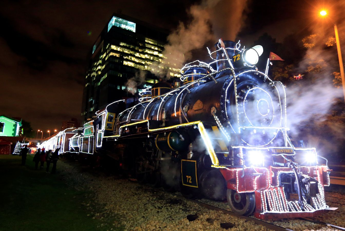 El tren turístico 'La Sabana' en Bogotá (Colombia) ya luce de Navidad