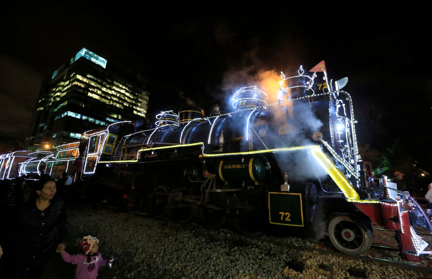 El tren turístico 'La Sabana' en Bogotá (Colombia) ya luce de Navidad