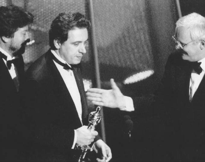Anthony Hopkins entregando el Premio Oscar a la Mejor Película de Habla no inglesa a Fernando Trueba, director de 'Belle Époque' (1992).