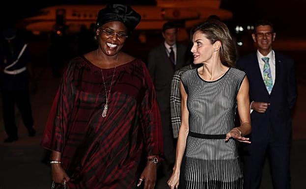 Marième Faye Sall, esposa del presidente del país, recibe a la Reina. 