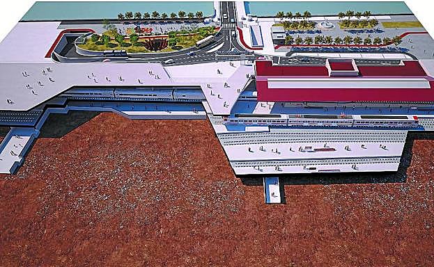 Vista de la plaza, los andenes, los pasos inferiores y el edificio principal de la estación.