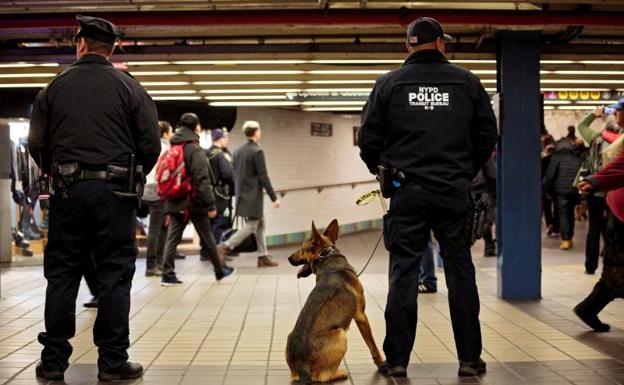 La Policía vigila la zona donde tuvo lugar el ataque.