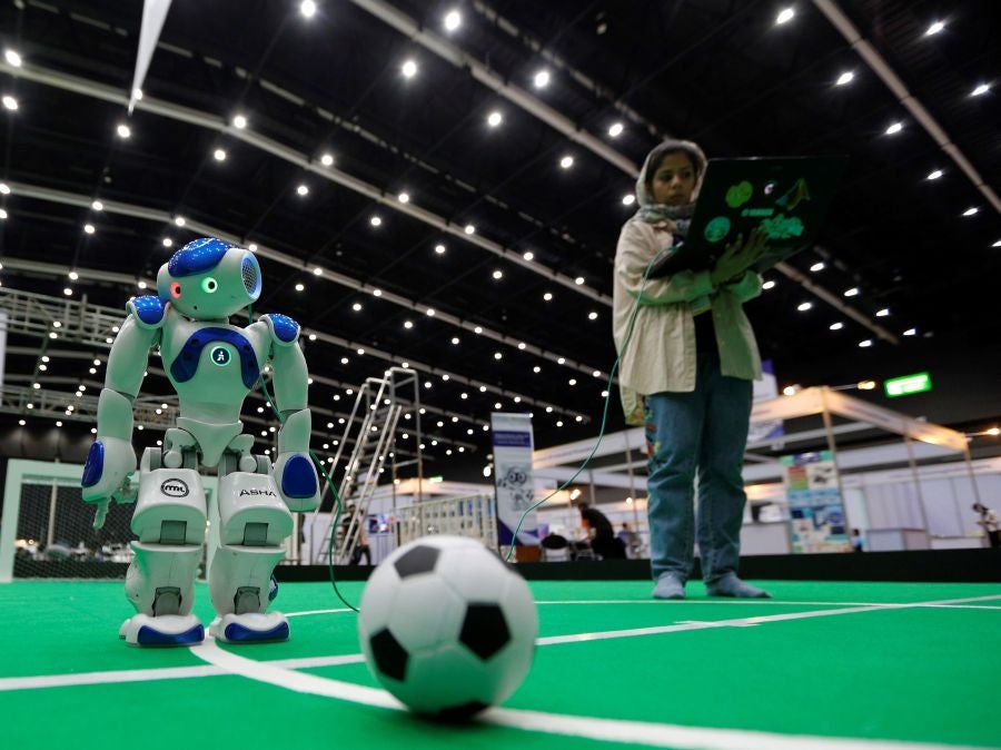 Más de 1000 estudiantes de 25 países participan en Bangkok en la RoboCup Asia-Pacífico. Se trata de la primera competición deportivo-robótica que se celebra en la región.