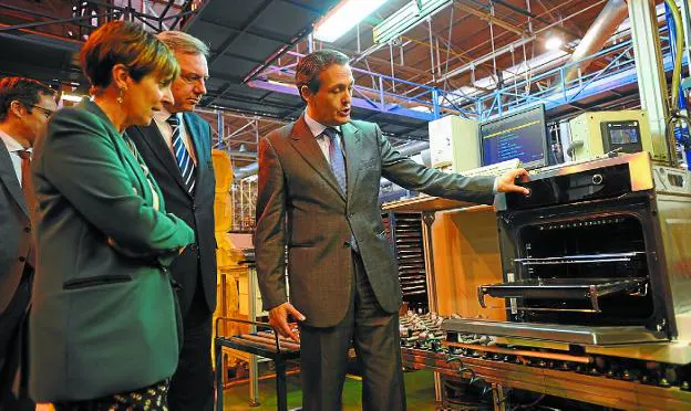 Jorge Parladé explica a Arantxa Tapia el funcionamiento de un horno de Edesa Industrial.