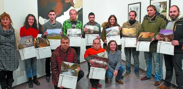 Ganadores. Acompañados por las concejalas Esti Mujika y Maider Láinez, los ganadores muestran sus fotografías.
