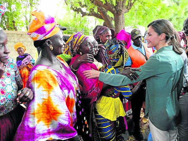 La reina Letizia visita proyectos de cooperación en Senegal 