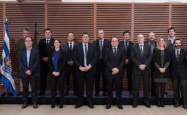 El nuevo Consejo de la Real Sociedad, con su presidente Jokin Aperribay a la cabeza, tras la junta de ayer, en la que recibieron un apoyo masivo. 