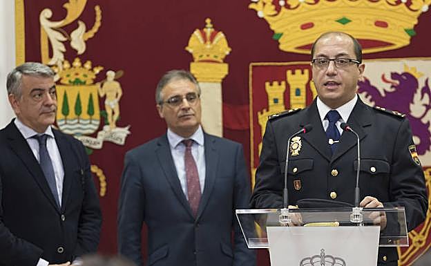 El subinspector de la brigada de Extranjería de San Sebastián, José Manuel Portela; con el delegado del Gobierno en Euskadi, Javier de Andrés; y el subdelegado en Gipuzkoa, José Luis Herrador.