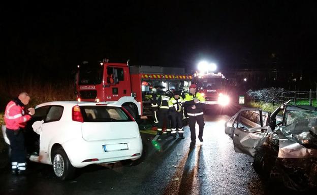 Dos hombres de 26 y 50 años resultan heridos en una grave colisión frontal en Legazpi