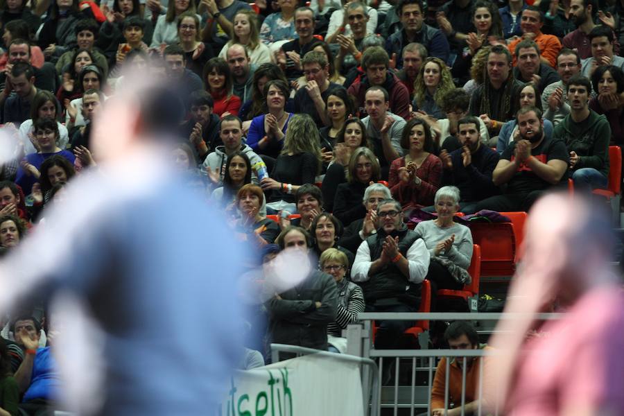 Bertsolari Txapelketa Nagusiko finala ari dira jokatzen Barakaldoko BECen.