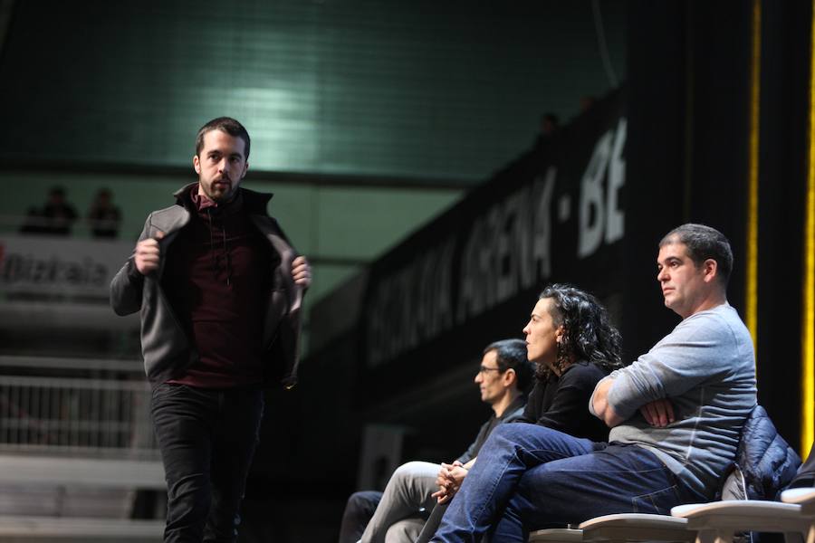 Bertsolari Txapelketa Nagusiko finala ari dira jokatzen Barakaldoko BECen.