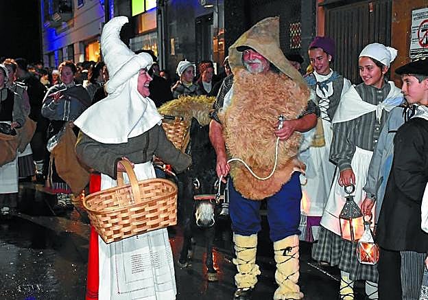 Recibimiento. Olentzero, junto a Mari Domingi, el año pasado a su llegada a la localidad.