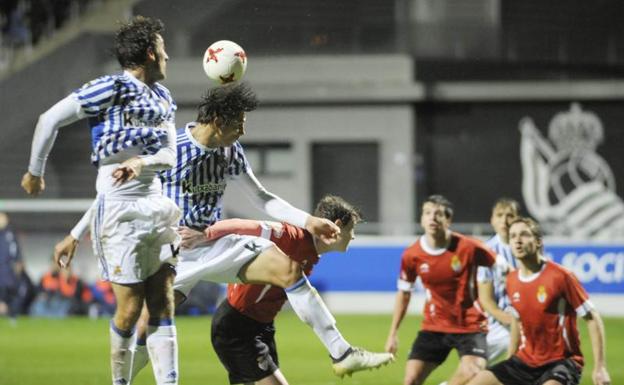 Le Normand remata de cabeza ante la oposición de un jugador del Peña Sport, ayer en Zubieta. 