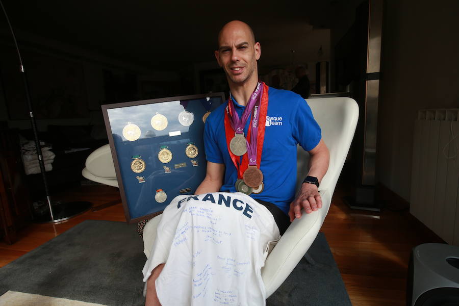Richard Oribe posa para una entrevista con varias de las medallas logradas a lo largo de su carrera.