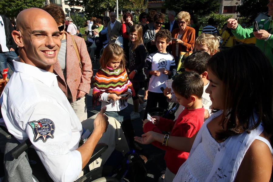 Richard Oribe durante un homenaje popular que se le tributó en el barrio de El Antiguo en 2008.