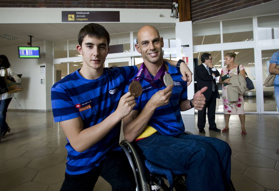 Richard Oribe y Ander Romarate posan en el aeropuerto de Hondarribia con las medallas logradas en los Juegos Paralímpicos de Londres 2012.
