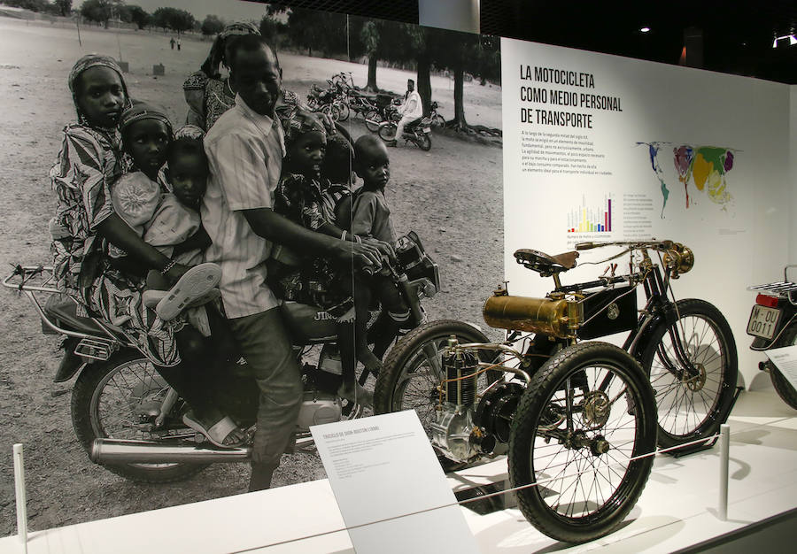 El Museo Nacional de Ciencia y Tecnología de España (MUNCYT) conjuga la astronomía y el mundo del motociclismo en 'Universo Moto', exposición de más de 90 piezas que abre sus puertas este sábado 23 de diciembre.