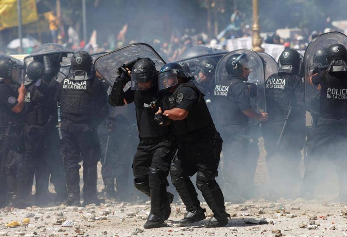 Más de un centenar de personas resultaron heridos durante las protestas en el exterior del Congreso