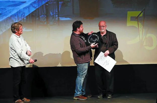 Carlos Minondo, integrante del cineclub Kresala, entrega el premio a Luciano Berriatúa. 