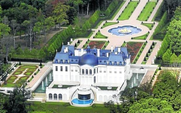 El príncipe saudí Mohamed bin Salman (arriba) pagó 275 millones de euros por el flamante 'chateau'. 