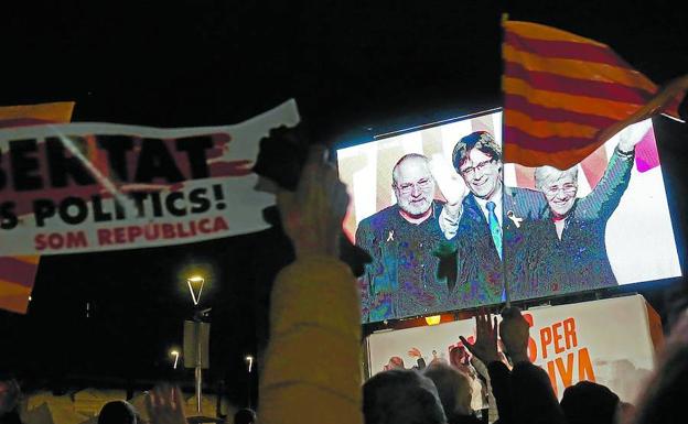 Simpatizantes de Junts per Catalunya siguieron por videoconferencia a Puigdemont.
