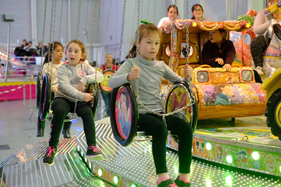 El Parque Infantil de Navidad (PIN) del recinto ferial Ficoba de Irun ha abierto sus puertas hasta el 4 de enero, con propuestas lúdicas y formativas en tres pabellones.