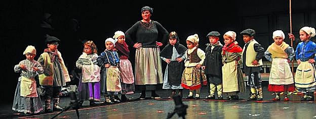 Cuento. La profesora Txitxu Castro, con sus alumnos en una representación en el auditorio.