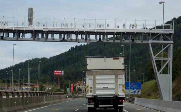 Un camión atraviesa el dispositivo en forma de arco instalado en el puerto de Etzegarate. 