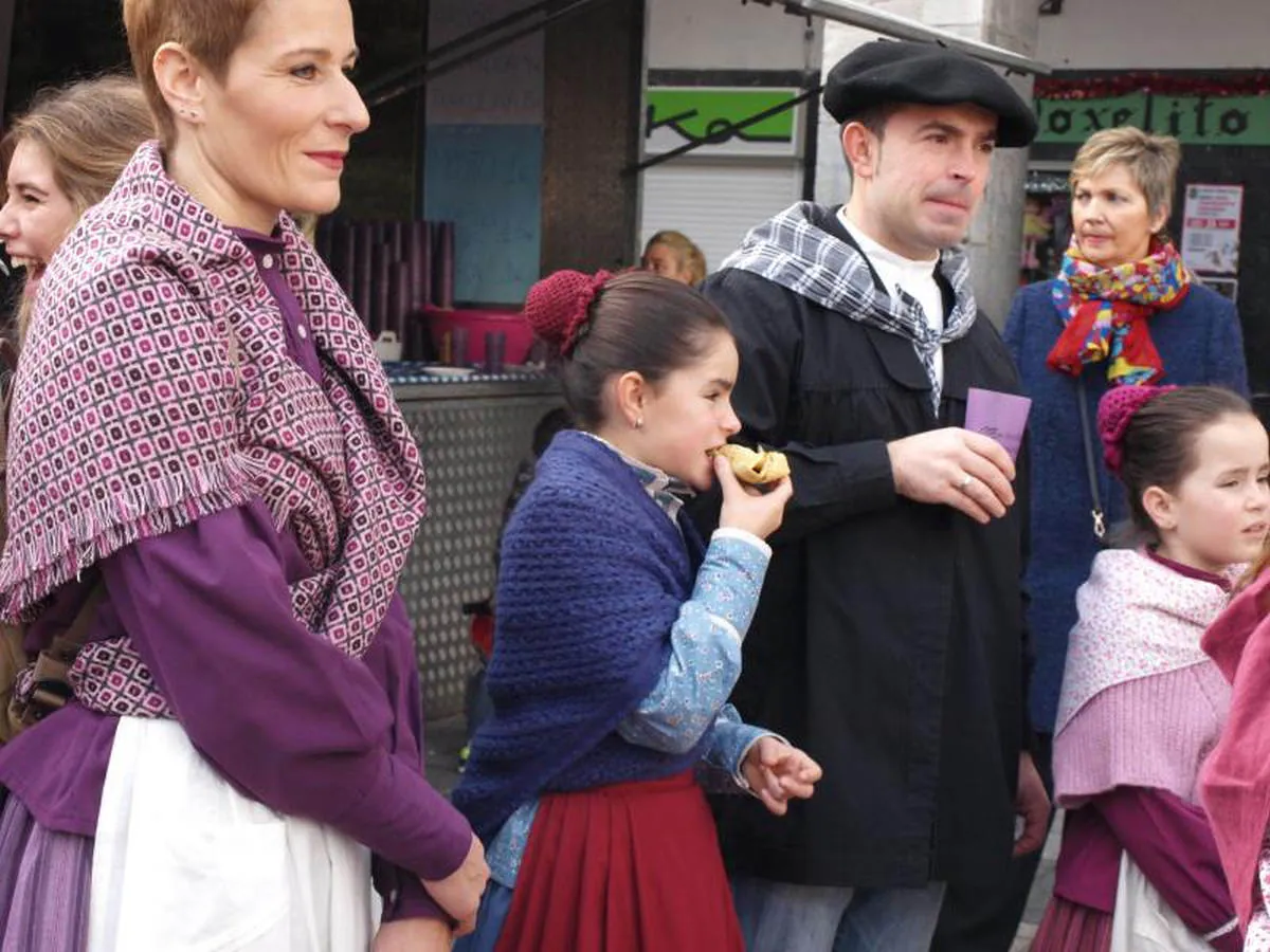 Las calles de la localidad han disfrutado de este Santo Tomás con un concurso de verduras, puestos de alimentación y degustación de txistorra.