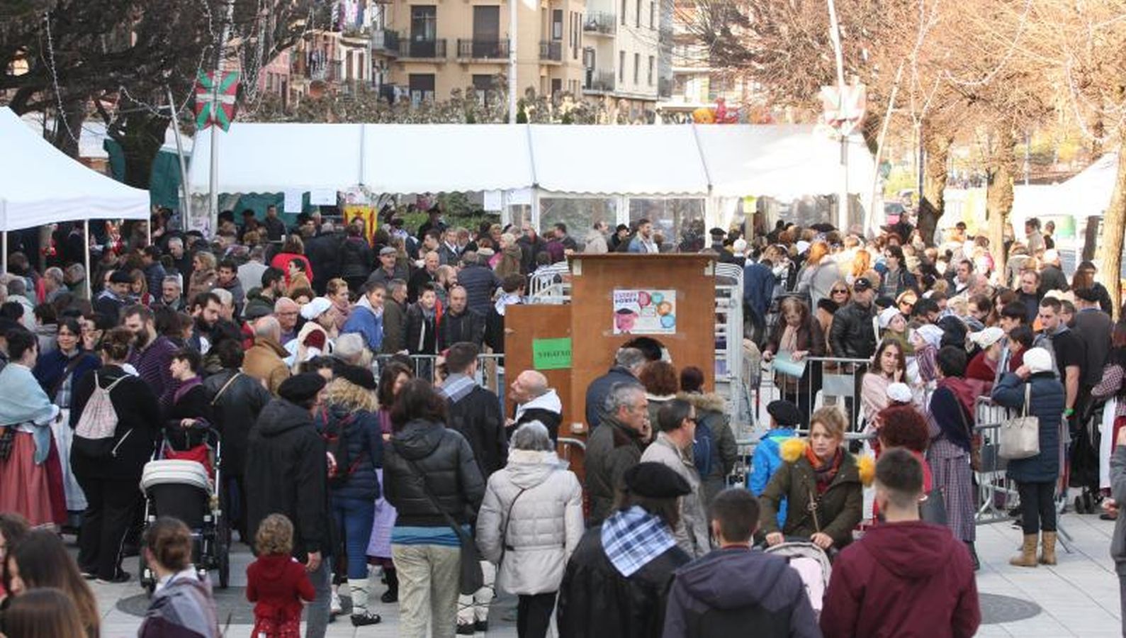 Mayores y niños disfrutan de los talos y la txistorra que se ofrecen en lo diferentes puestos de la localidad