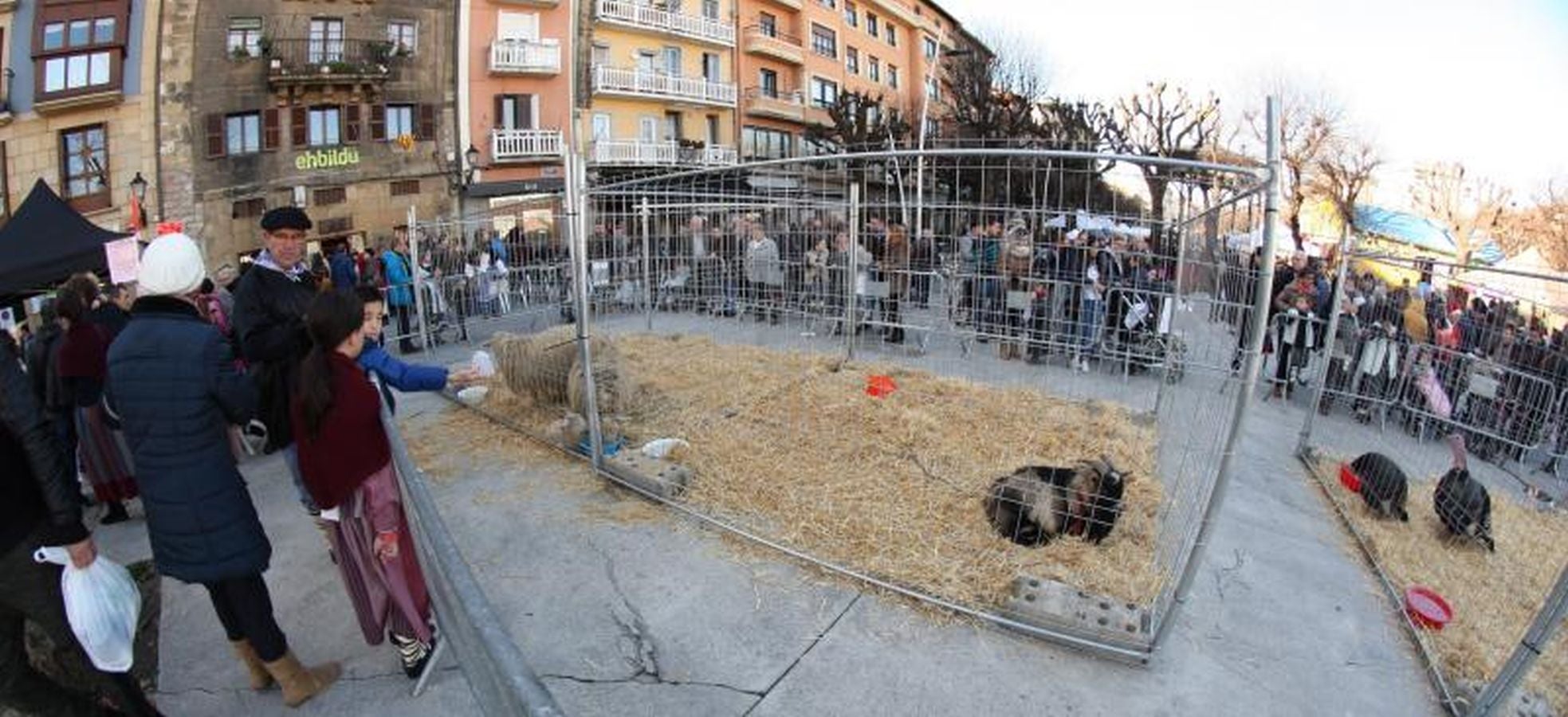 Mayores y niños disfrutan de los talos y la txistorra que se ofrecen en lo diferentes puestos de la localidad