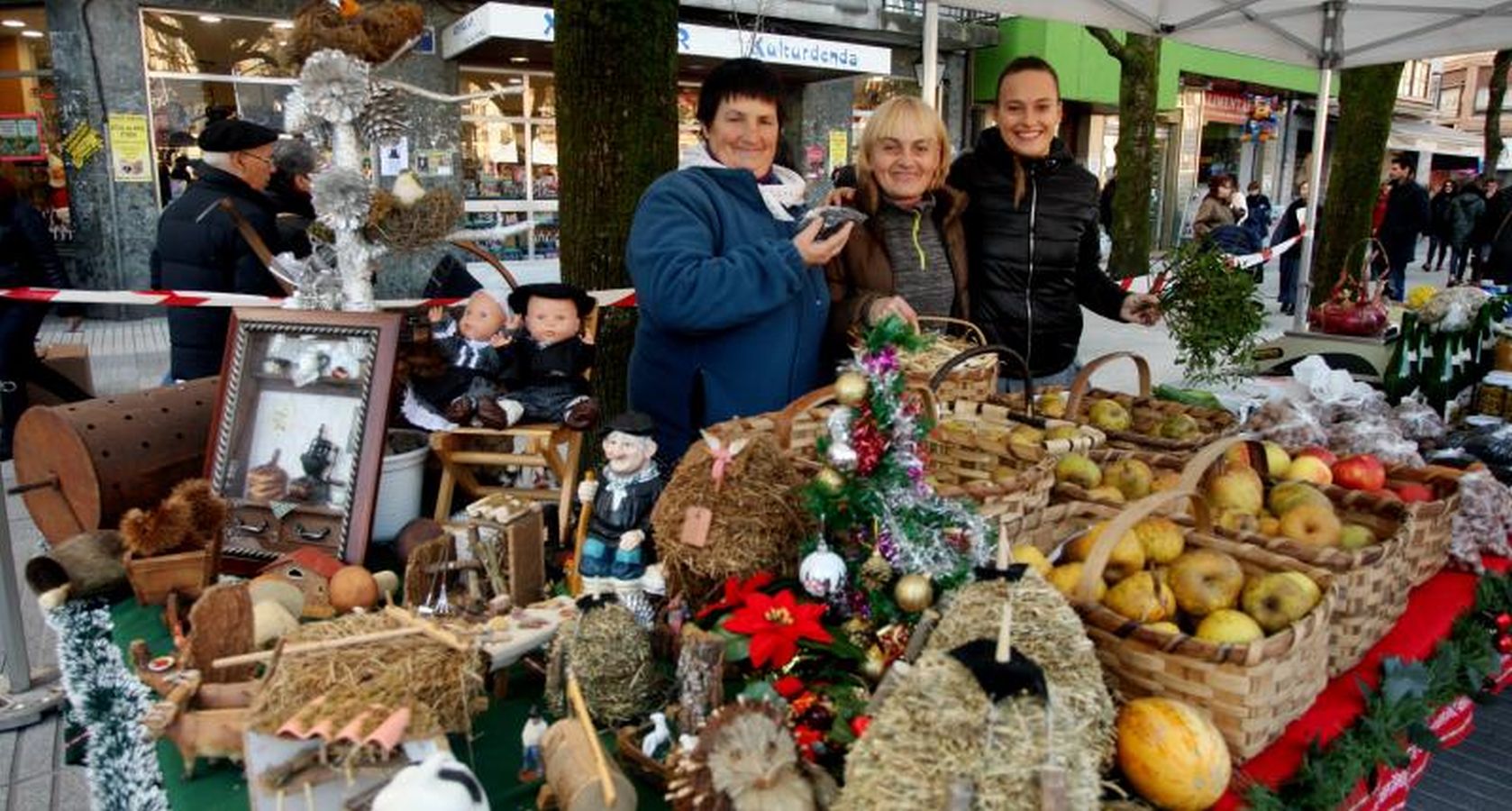 Mayores y niños disfrutan de los talos y la txistorra que se ofrecen en lo diferentes puestos de la localidad
