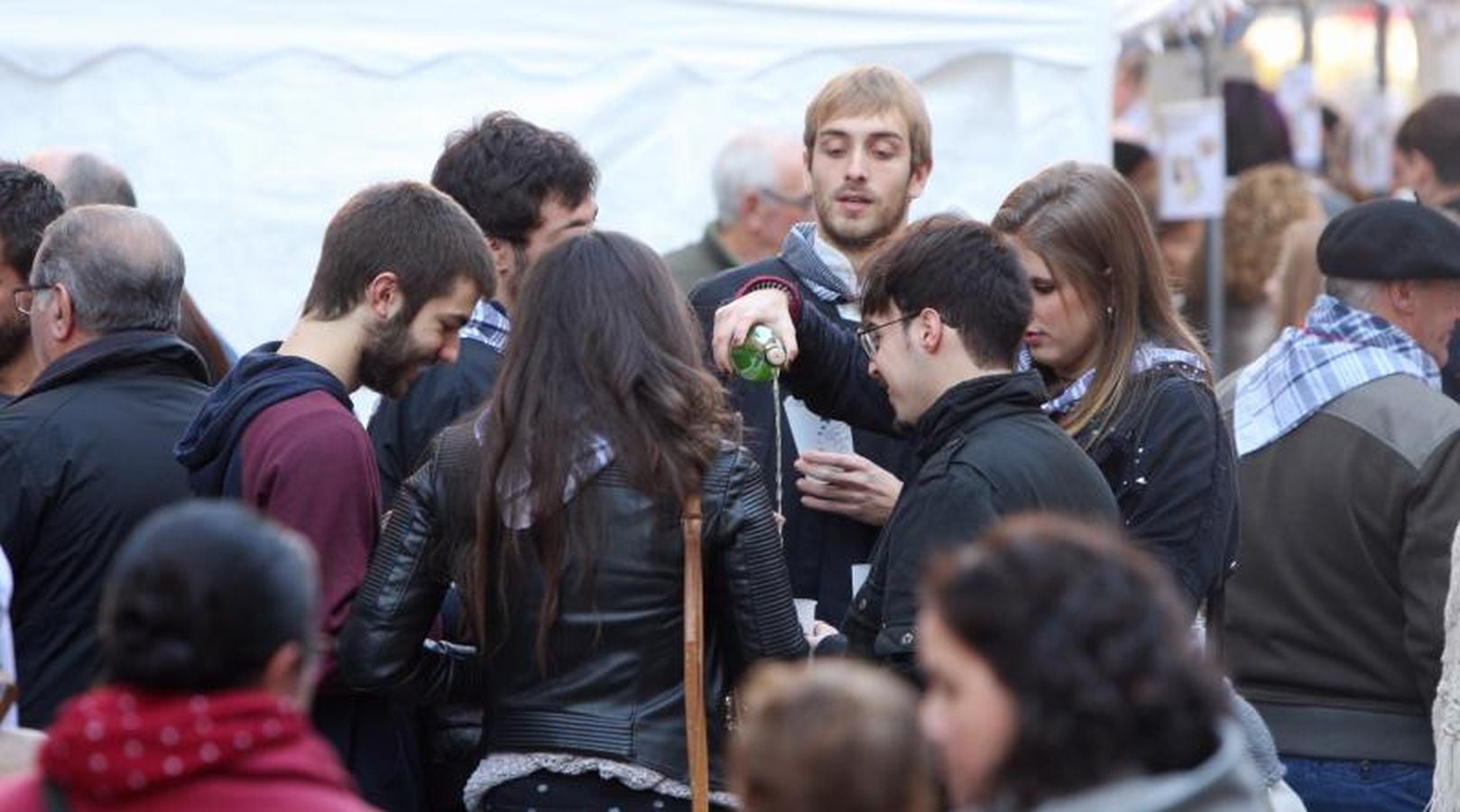 Mayores y niños disfrutan de los talos y la txistorra que se ofrecen en lo diferentes puestos de la localidad